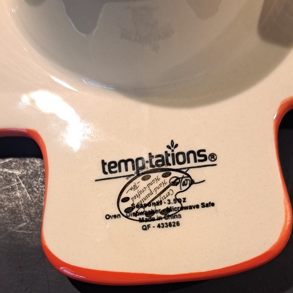 Temp-tations by Tara Seasonal Nostalgic Figural 6-Cup Muffin Pan - Picture 4 of 4